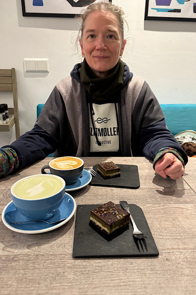 Kathleen im Kaffee mit veganem Kuchen