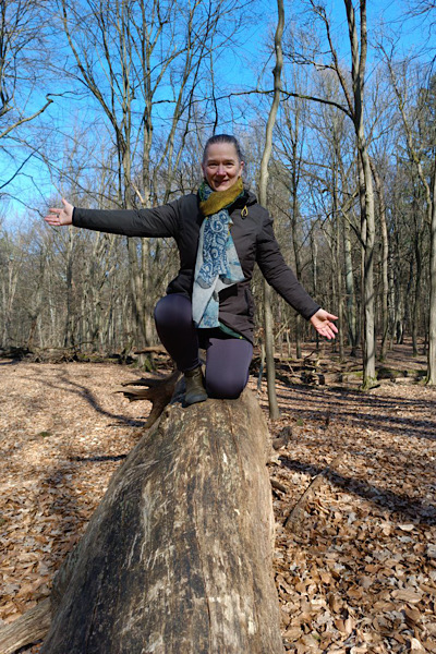 mein Tanz auf dem Baumstamm nach der Gehmeditation im Wald