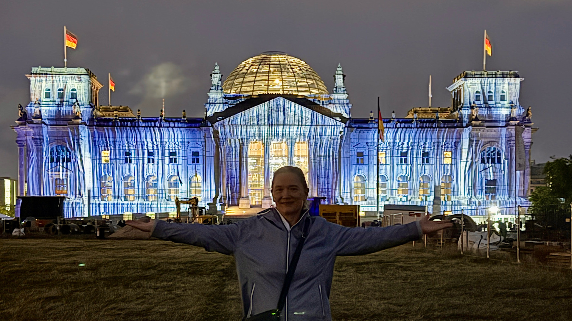 Kathleen vor dem wrapped Reichstag in Berlin für den Jahresrückblick 2025.